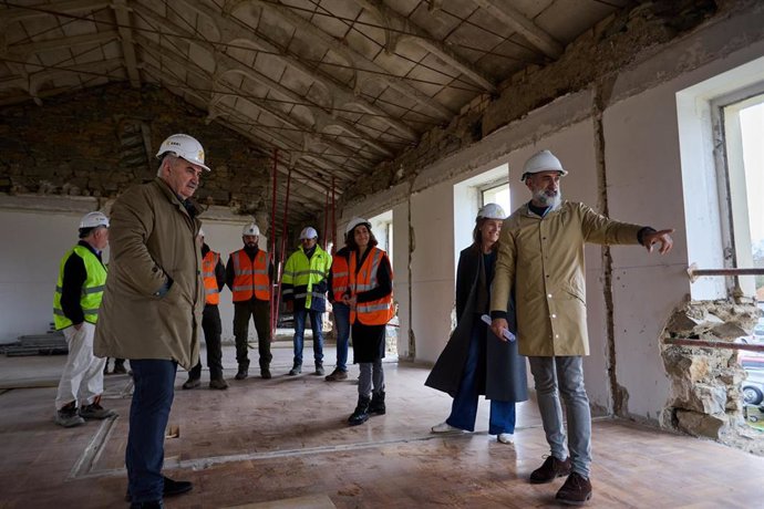 El consejero de Desarrollo Rural y Medio Ambiente, José María Aierdi, visita la rehabilitación y retirada de amianto de las instalaciones de Guarderío de Medio Ambiente.