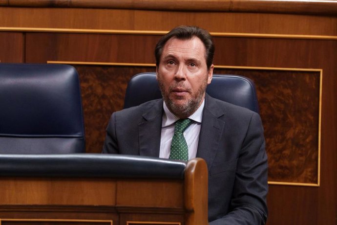 El ministro de Transportes y Movilidad Sostenible, Óscar Puente, durante una sesión plenaria en el Congreso de los Diputados, a 17 de febrero de 2026, en Madrid (España).
