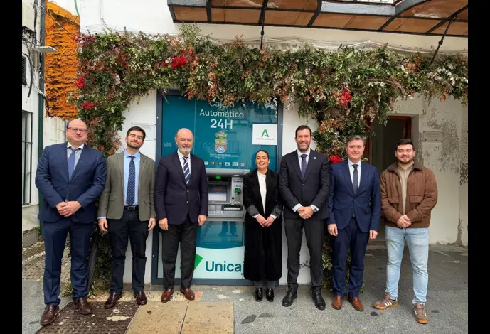 La Junta amplía su red contra la exclusión financiera con un cajero en Igualeja (Málaga).
