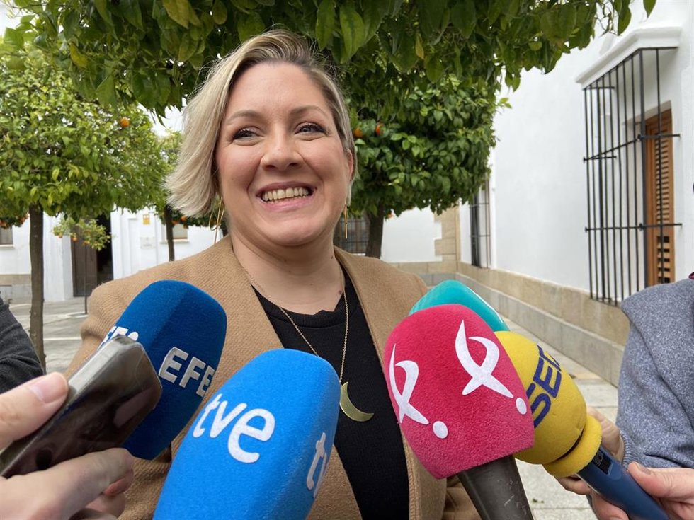 La socialista Soraya Vega atiende a los medios en Mérida, tras anunciar su precandidatura a liderar el PSOE de Extremadura