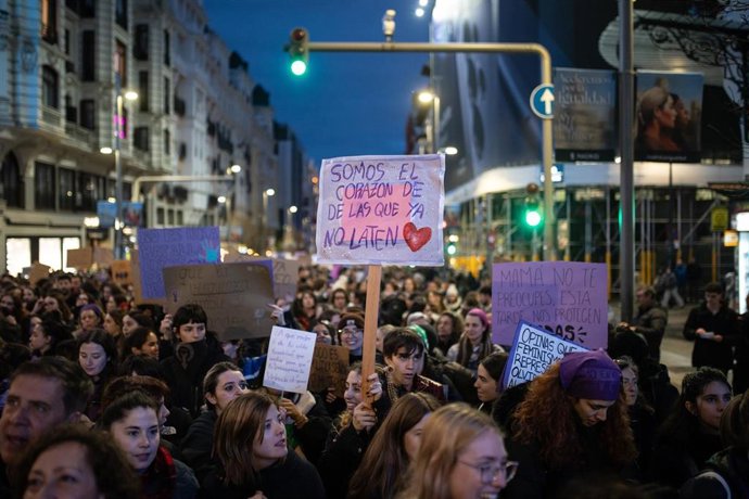 Archivo - Decenas de personas durante la manifestación organizada por el Movimiento Feminista de Madrid por el 8M, a 8 de marzo de 2025, en Madrid (España). 