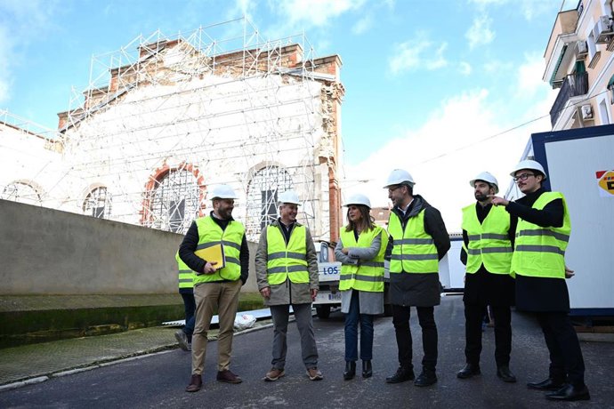 Autoridades y responsables técnicos del proyecto en una reciente visita al Mercado de Santiago.