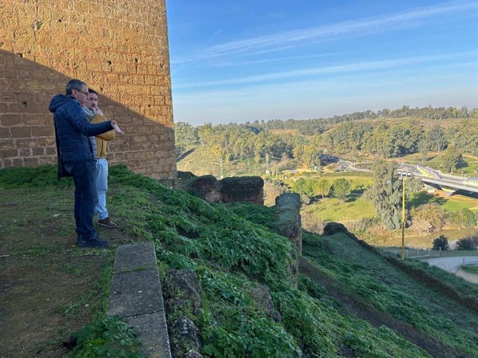El delegado de Patrimonio de Alcalá de Guadaíra (Sevilla), Christopher Rivas, visita los trabajos de investigación en el Castillo del municipio