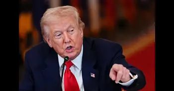 Trump avisa que Irán recibirá hoy "un golpe muy duro" y amenaza con expandir los bombardeos de EEUU