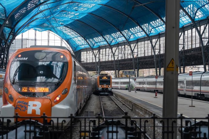 Archivo - Arxiu - Varis trens en l'estació de França, on opera Rodalies, a 21 de febrer de 2025, a Barcelona, Catalunya (Espanya).