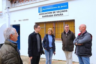 El teniente de alcaldesa de Coordinación de Servicios Públicos, Jaime Espinar, y la delegada de Participación Ciudadana de Jerez de la Frontera (Cádiz), Carmen Pina, visitan el centro de barrio de la Barriada España