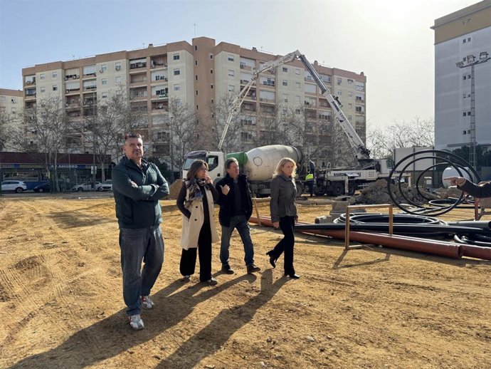 La delegada de Deportes del Ayuntamiento de Sevilla, María Tena, visita las obras del césped del campo de Fútbol 7 del Centro Deportivo Las Almenas