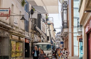 Archivo - Trabajos de colocación del entoldado en el centro de Huelva.