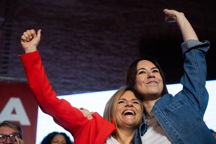 Archivo - La secretaria general del PSOE de Valencia, Pilar Bernabé (i) y la secretaria general del PSPV-PSOE, Diana Morant (d), durante la inauguración del Congreso del PSPV-PSOE de València. 
