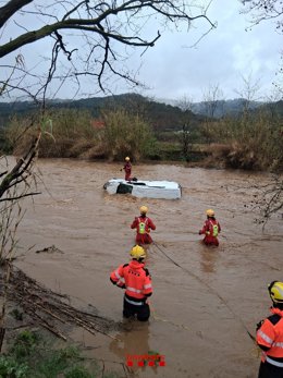 Procura-se o motorista de um carro encontrado em um riacho em Llinars (Barcelona) durante a tempestade.