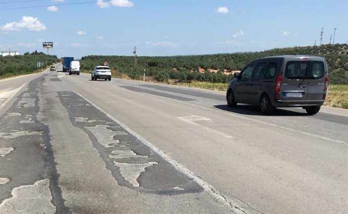 Archivo - La carretera A-318, junto a la que se sitúa una de las parcelas tuya titularidad se investiga