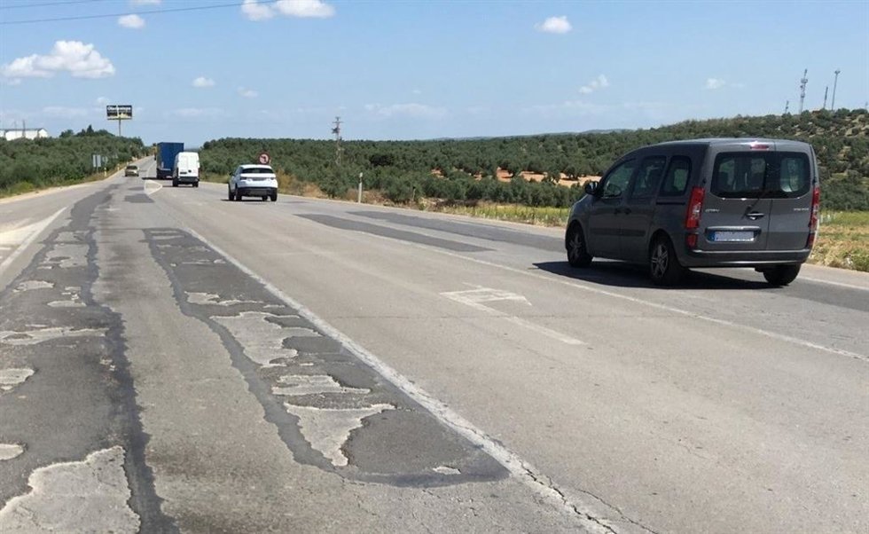 Archivo - La carretera A-318, junto a la que se sitúa una de las parcelas tuya titularidad se investiga