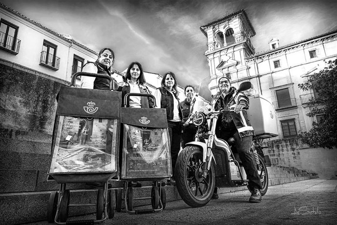 Correos participa en Antequera en la exposición 'Grietas en el techo de cristal' con motivo del 8M.