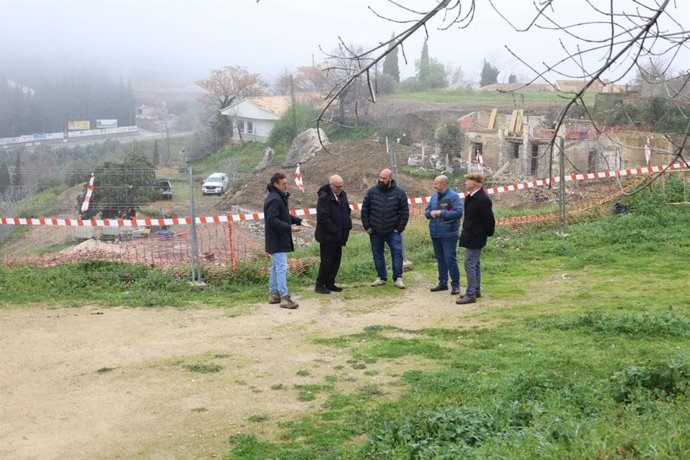 El subdelegado del Gobierno de España en Jaén, Manuel Fernández, visita las obras que se están llevando a cabo en la ribera del río Cerezuelo en Cazorla (Jaén)