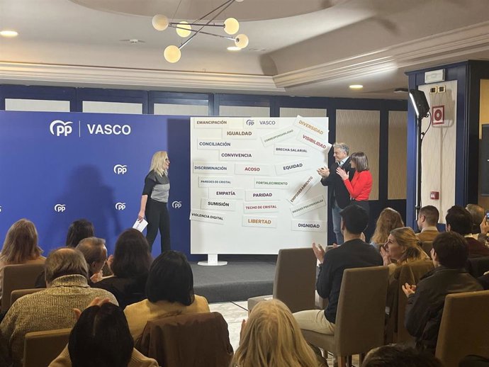 Esther Martínez (i), Javier de Andrés y Joana Arce en el acto del PP vasco por el 8 M