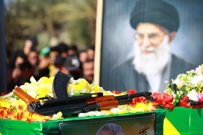 05 de março de 2026, Iraque, Babil: Uma fotografia do falecido líder supremo iraniano, aiatolá Ali Khamenei, vista durante o funeral dos combatentes da Kata'ib Hezbollah, mortos num ataque aéreo dos EUA na província de Babil, a sudoeste de Bagdade. Foto: 