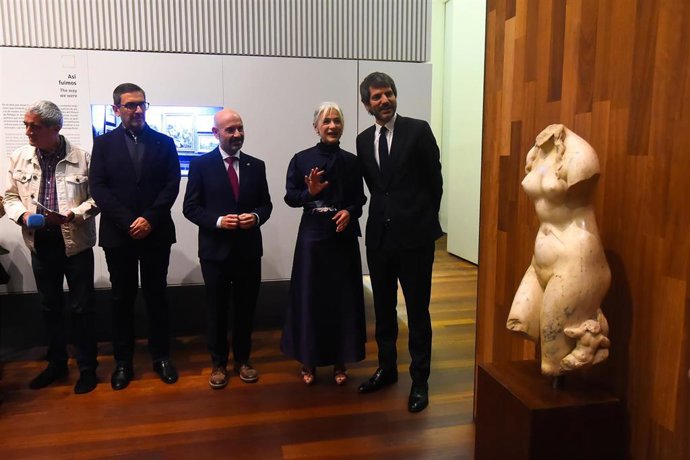 El ministro de Cultura, Ernest Urtasun, y la consejera de Cultura y Deporte de la Junta de Andalucía, Patricia del Pozo, en el Museo de Málaga.
