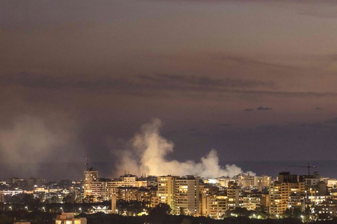 6 de março de 2026, Beirute, Beirute, Líbano: Fumaça sobe perto de Jnah, ao sul de Beirute, após um ataque israelense, visto de Beirute, Líbano, em 6 de março de 2026. Isso ocorre um dia após as forças armadas israelenses divulgarem um aviso de evacuação 