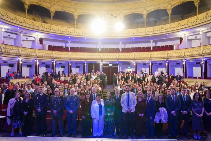 El Colegio Oficial de Enfermería de Almería conmemora San Juan de Dios en un acto en el Teatro Cervantes.