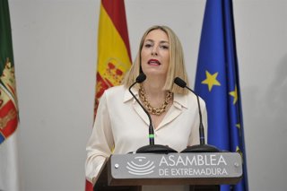La presidenta de la Junta de Extremadura en funciones, María Guardiola, durante el acto institucional celebrado en la Asamblea con motivo del 8M, Día Internacional de las Mujeres