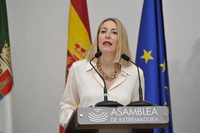 La presidenta de la Junta de Extremadura en funciones, María Guardiola, durante el acto institucional celebrado en la Asamblea con motivo del 8M, Día Internacional de las Mujeres