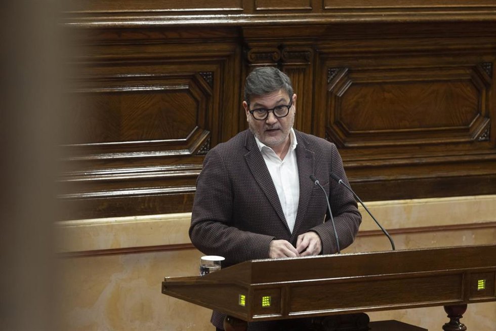 Archivo - El diputado de Comuns en el Parlament Lluís Mijoler durante una intervención en el Pleno