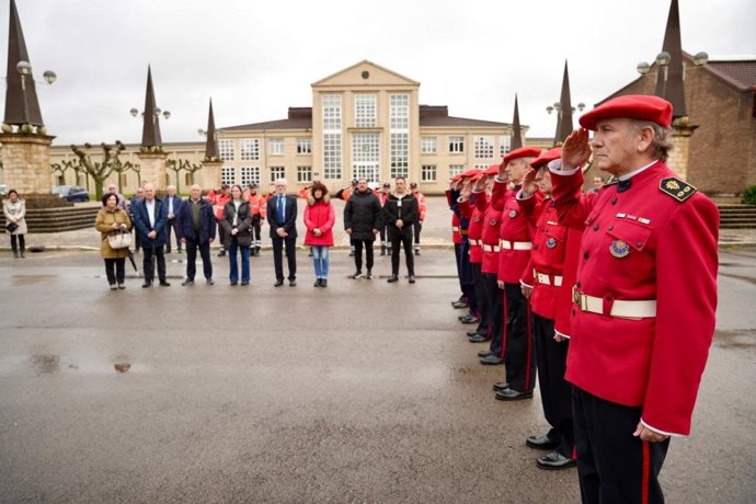 Acto de recuerdo y ofrenda floral a Carlos Díaz Arcocha