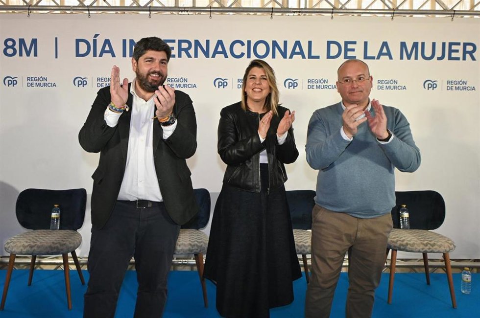 El secretario general del PP, Miguel Tellado, junto a López Miras y Noelia Arroyo