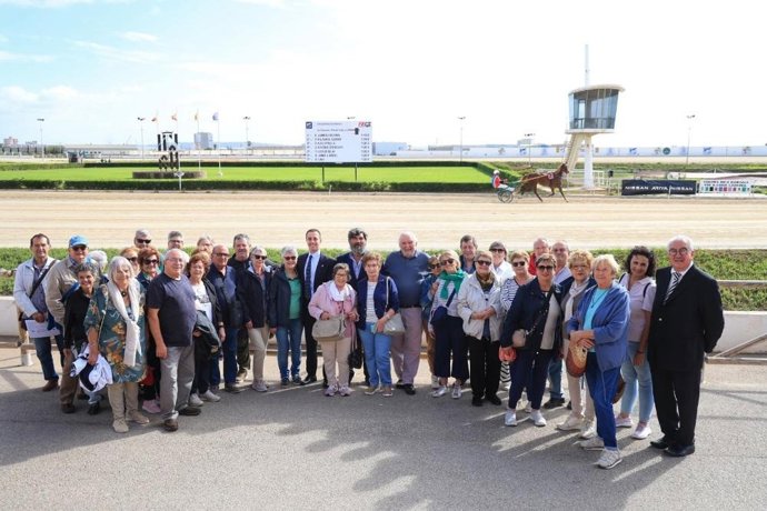 Un millar de personas participan en las visitas guiadas al hipódromo de Son Pardo