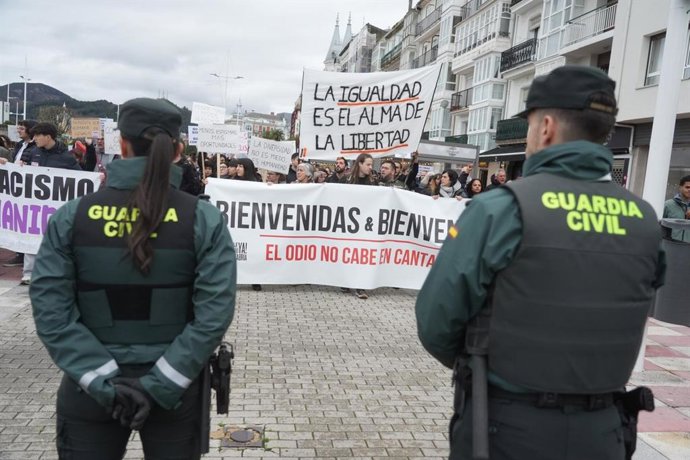 Tensión en Castro por la coincidencia de las manifestaciones a favor y en contra del centro de acogida de menores