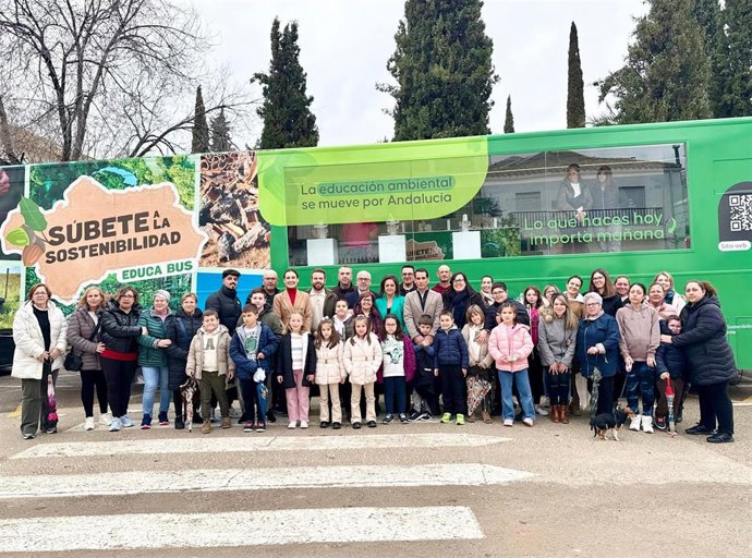 La consejera de Sostenibilidad y Medio Ambiente de la Junta de Andalucía, Catalina García, visita el 'EducaBus'.