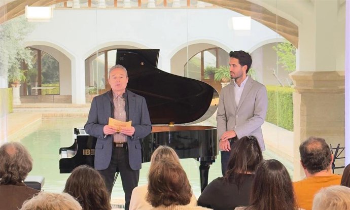 El director general de Patrimonio Cultural, Patricio Sánchez (d), en uno de los conciertos programados.