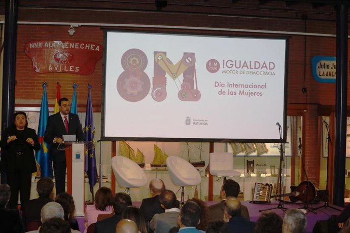 El presidente Adrián Barbón, en el acto institucional del 8M.