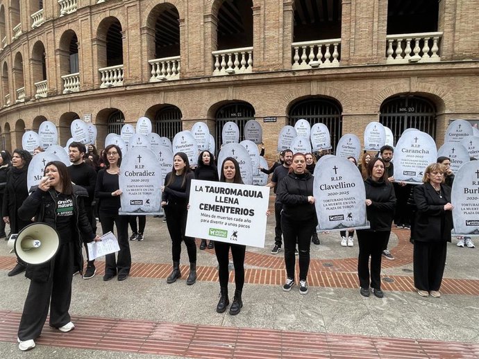Manifestación contra la tauromaquia en la Plaza de Toros de València.