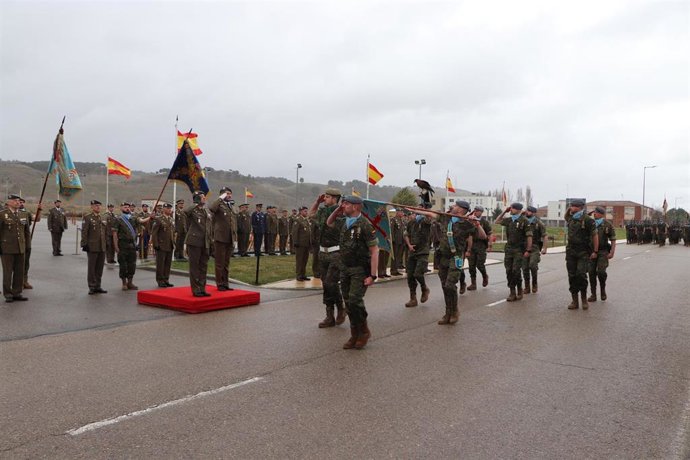 Revista a la formación en el  Acto Conmemorativo del 377 Aniversario de la creación del Regimiento de Caballería ‘Farnesio’ Nº12 en la Base 'El Empecinado' en Santovenia de Pisuerga (Valladolid).
