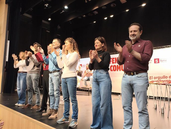 La ministra de Juventud e Infancia, Sira Rego, (segunda por la derecha) en el acto de campaña de En Común en Valladolid.