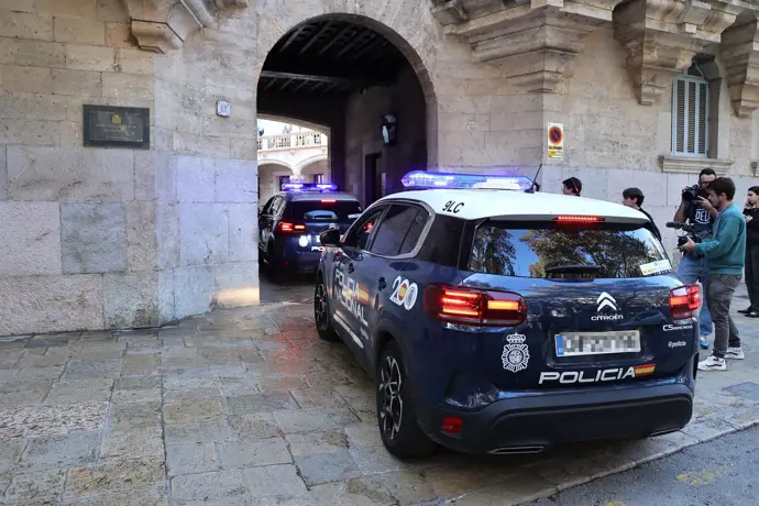 Coches policiales a su llegada a la Audiencia Provincial de Baleares