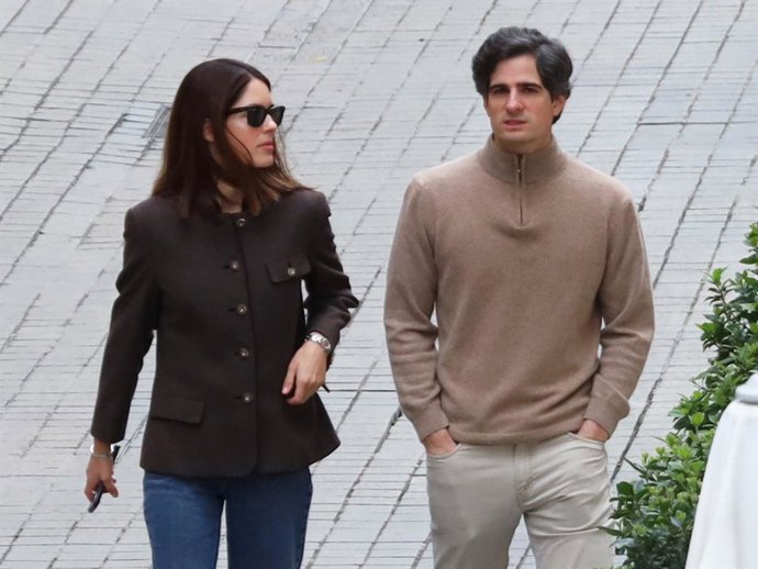 Sofía Palazuelo y Fernando Fitz-James se relajan por las calles de Sevilla después del homenaje a la Duquesa de Alba