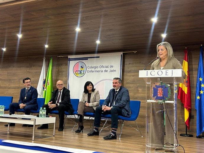 La delegada territorial de Sanidad en Jaén, Elena González, en el acto institucional organizado por el Colegio Oficial de Enfermería de Jaén.