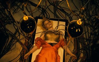 El final de ¡La novia!, explicado: ¿logra la doctora resucitar a... SPOILER?