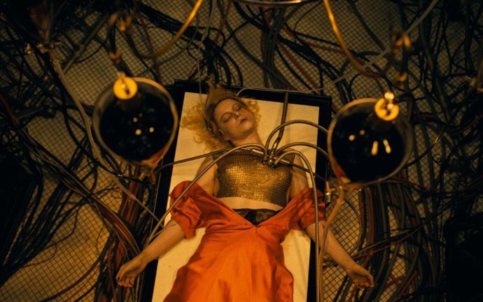 El final de ¡La novia!, explicado: ¿logra la doctora resucitar a... SPOILER?