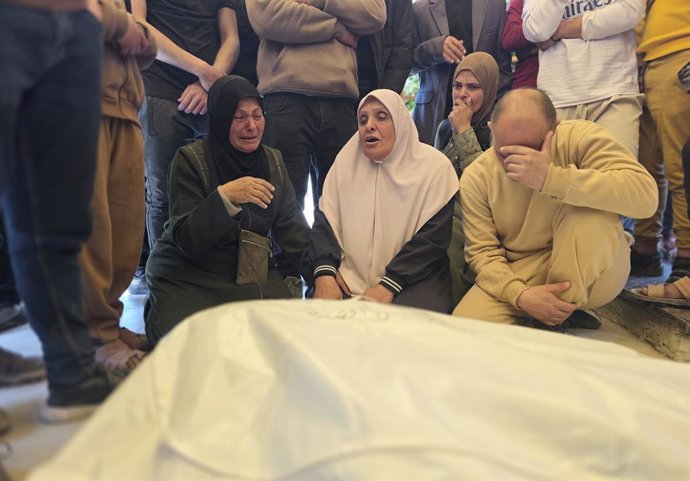 7 de março de 2026, Khan Yunis, Faixa de Gaza, Território Palestino: O corpo de Ahmed Al-Qudra, que perdeu a vida em um ataque do exército israelense apesar do cessar-fogo em Khan Yunis, no sul de Gaza, é levado ao Hospital Nasser para os procedimentos fu