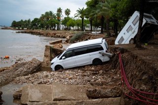 Archivo - Dos coches arrastrados por la lluvia, a 13 de octubre de 2025, en Alcanar, Tarragona, Catalunya (España). 
