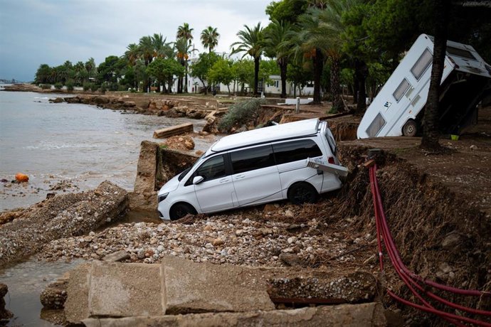 Archivo - Dos coches arrastrados por la lluvia, a 13 de octubre de 2025, en Alcanar, Tarragona, Catalunya (España). 