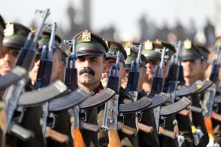 Archivo - BEIJING, Jan. 7, 2026  -- Iraqi soldiers take part in a military parade to celebrate the Iraqi Army Day in Baghdad, Iraq, on Jan. 6, 2026.