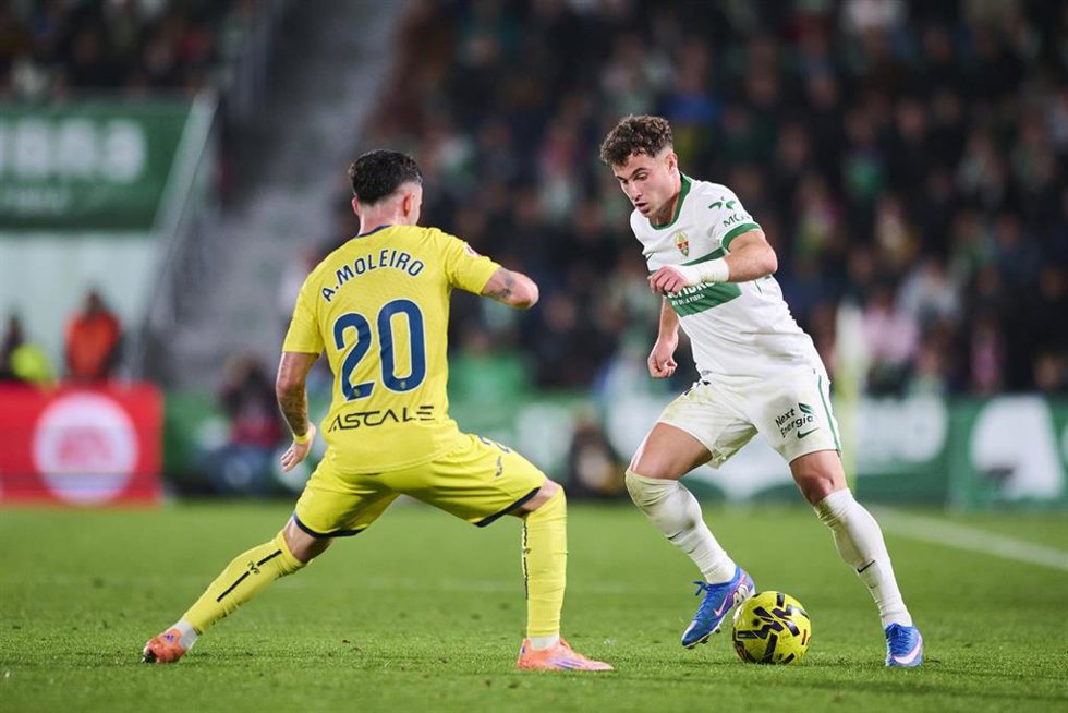 Archivo - Alberto Moleiro y Germán Valera en el Elche-Villarreal de la primera vuelta de LaLiga EA Sports 2025-26