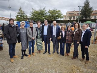 El secretario general del PSOE Teruel, Rafale Guía, en el centro, junto a compañeros de formación durante la visita a la jornada inaugural de la Feria Captur de Calamocha.
