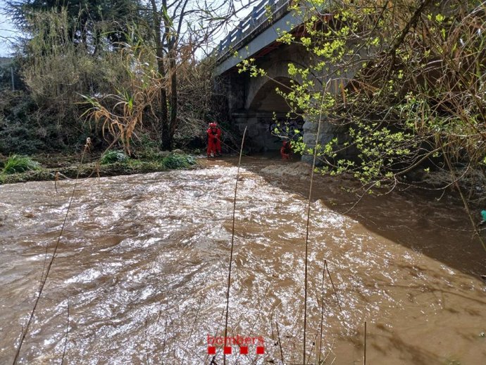 Submarinistas peinan la zona para tratar de encontrar al desaparecido en Llinars del Vallès (Barcelona)