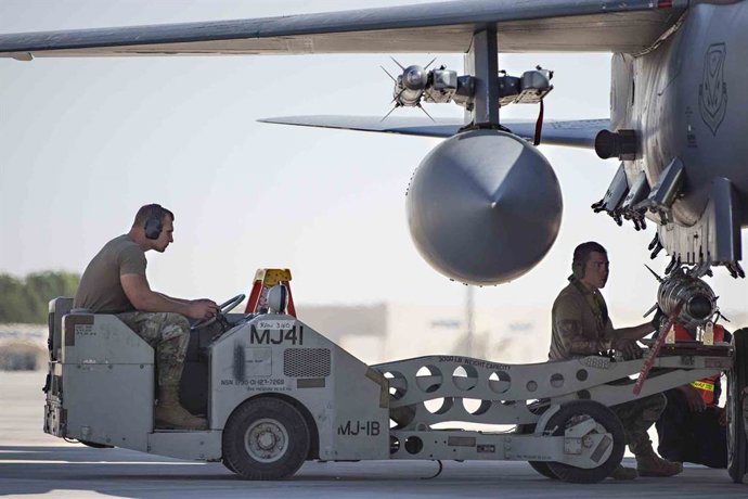 Archivo - February 5, 2021 - Al Dhafra Air Base, United Arab Emirates - U.S Air Force armament technicians assigned to the 332nd Air Expeditionary Wing load munitions onto an F-15E Strike Eagle at Al Dhafra Air Base, United Arab Emirates, Feb. 5, 2021. Th