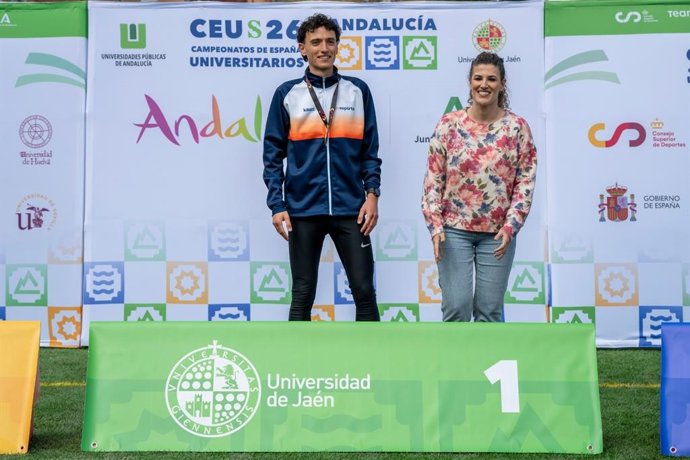 Imagen del podio del campo a través.